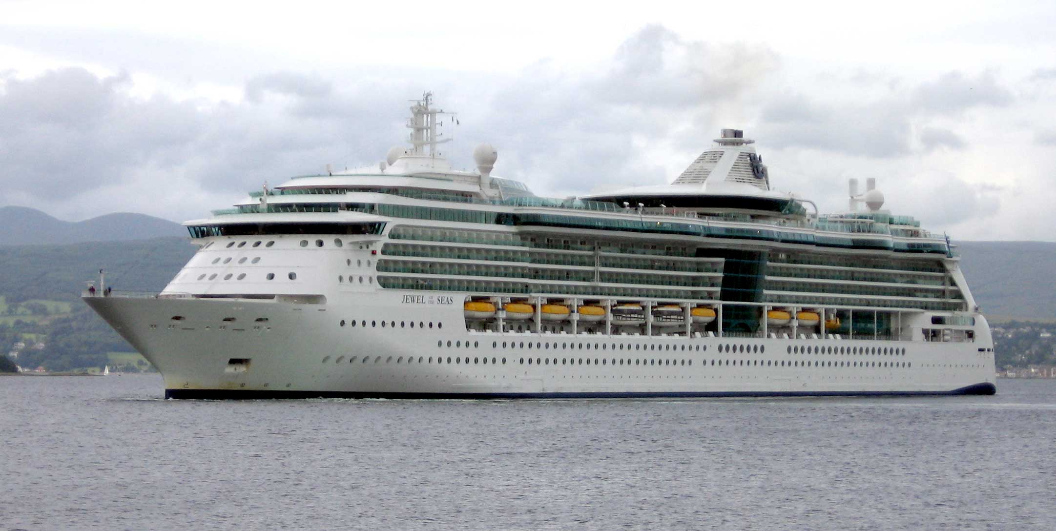 Cruceros Hacia la Nada: Cuando el Ciclón Senyar Cambia el Rumbo del Ovation of the Seas