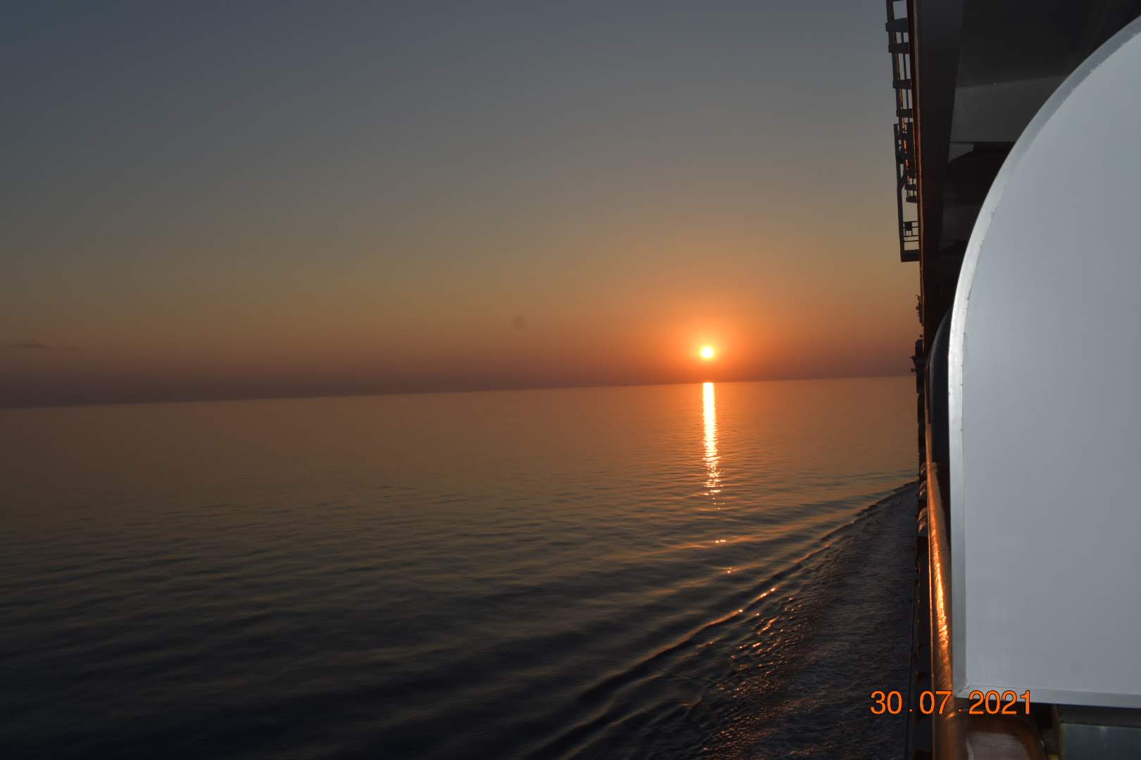 Atardecer desde la cubierta del crucero, con el mar en calma y el cielo naranja