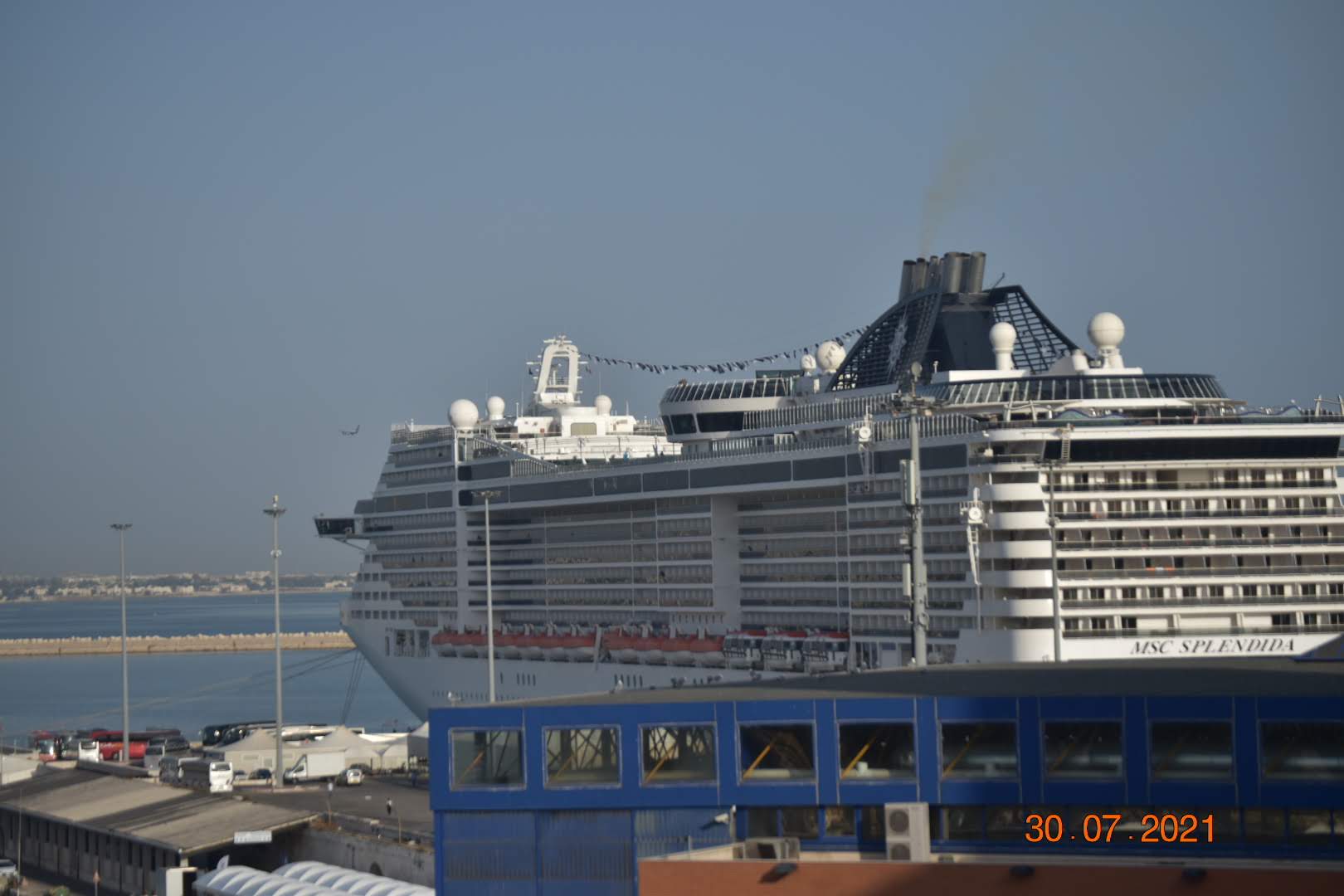 El MSC Splendida atracado en puerto, con el nombre visible en la popa